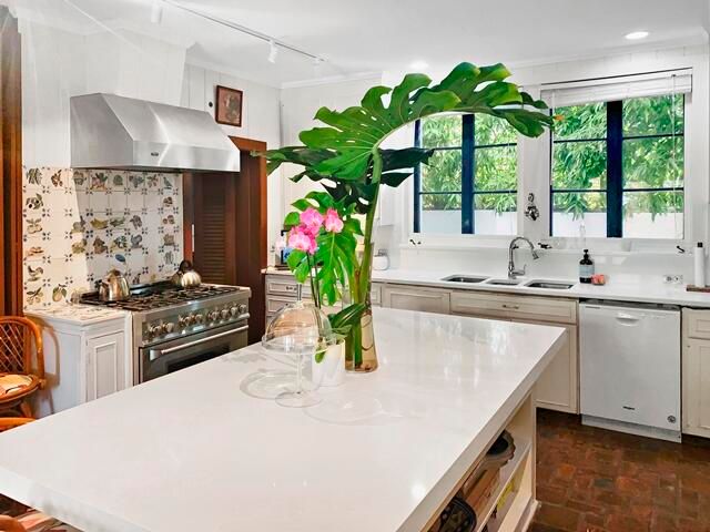 For Rent: $65,000 (6 beds, 9 baths, 7008 Square Feet)