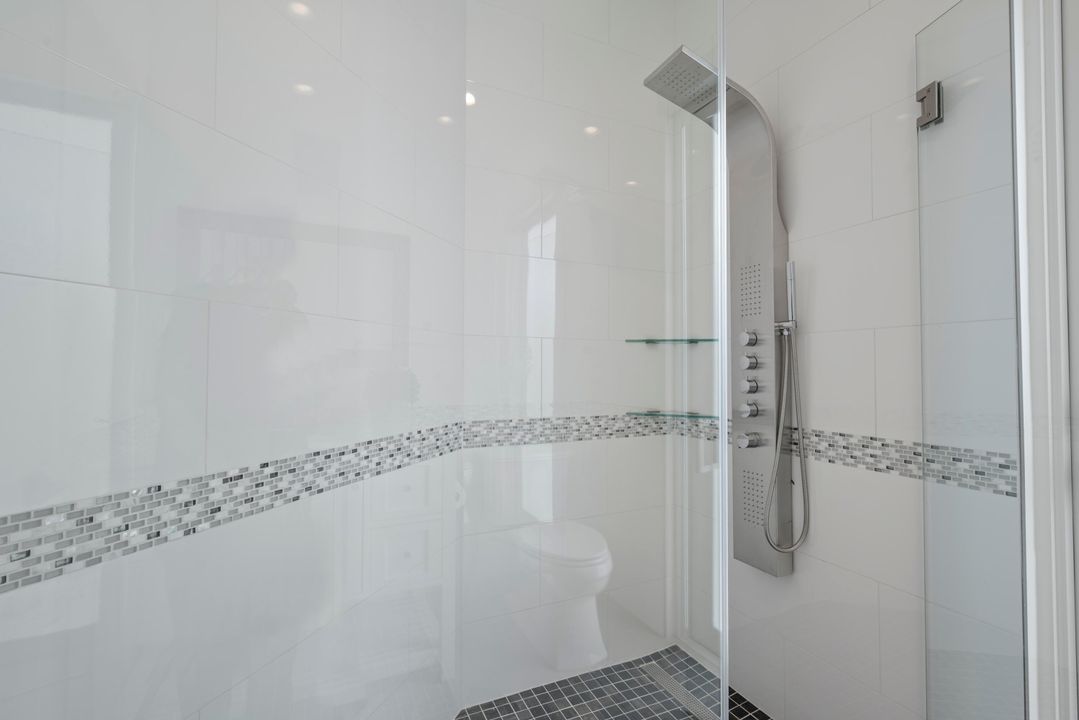 For Rent: $25,000 (5 beds, 6 baths, 4242 Square Feet)