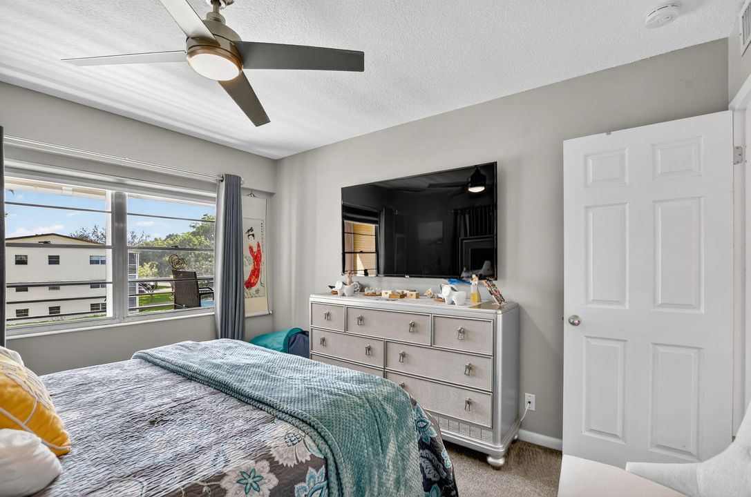 合同活跃: $2,800 (2 贝兹, 1 浴室, 840 平方英尺)