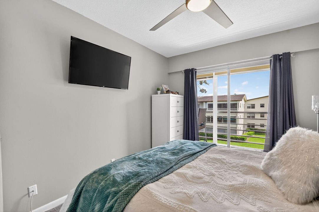 合同活跃: $2,800 (2 贝兹, 1 浴室, 840 平方英尺)