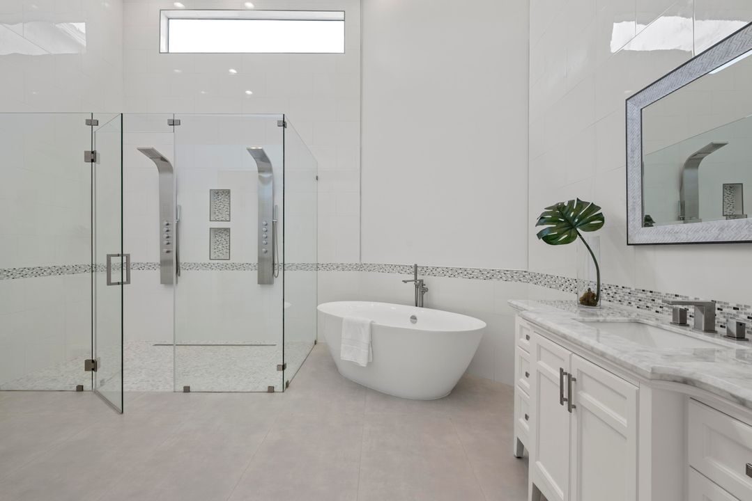 For Rent: $25,000 (5 beds, 6 baths, 4242 Square Feet)