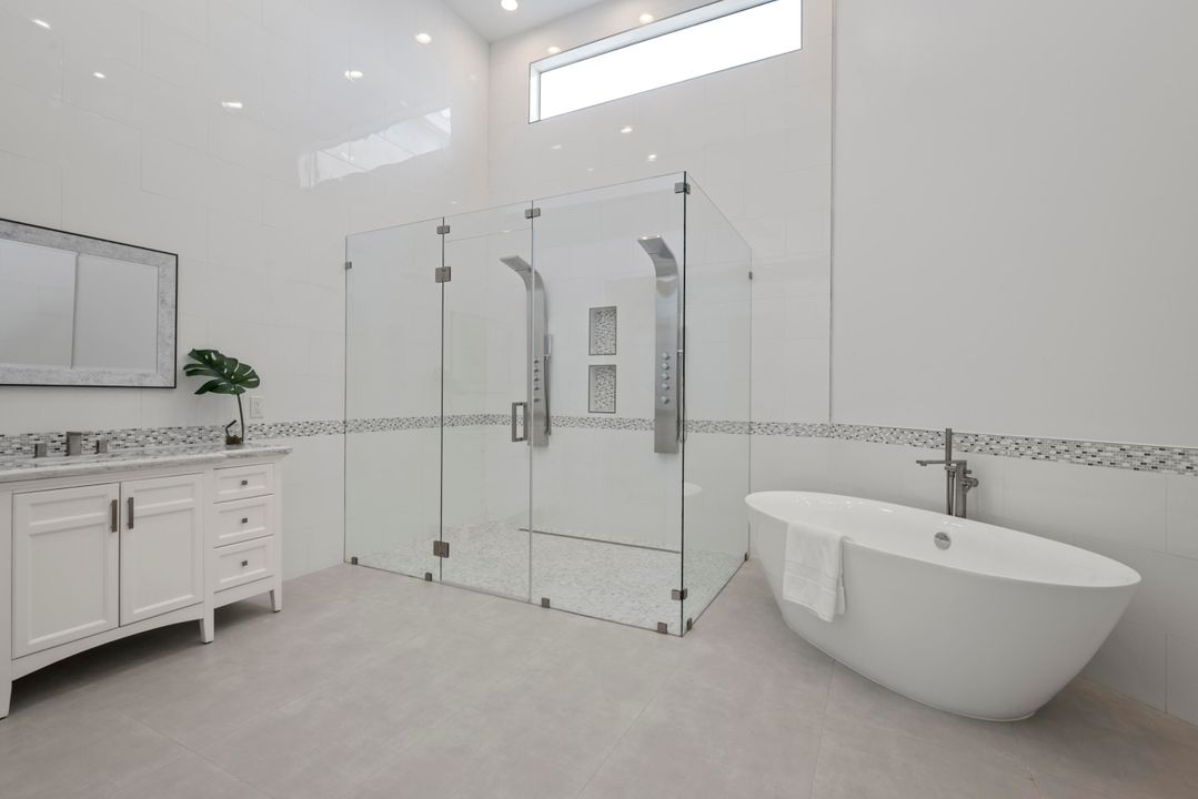 For Rent: $25,000 (5 beds, 6 baths, 4242 Square Feet)