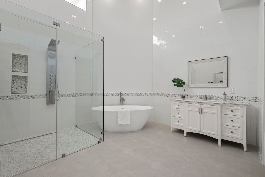 For Rent: $25,000 (5 beds, 6 baths, 4242 Square Feet)