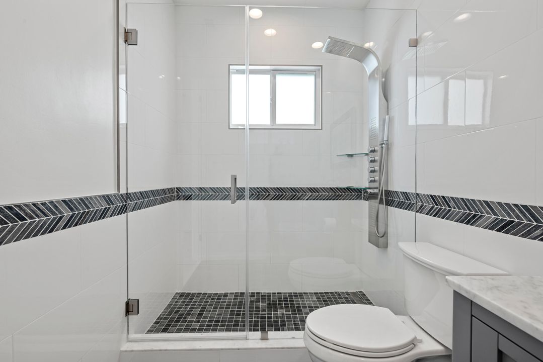 For Rent: $25,000 (5 beds, 6 baths, 4242 Square Feet)