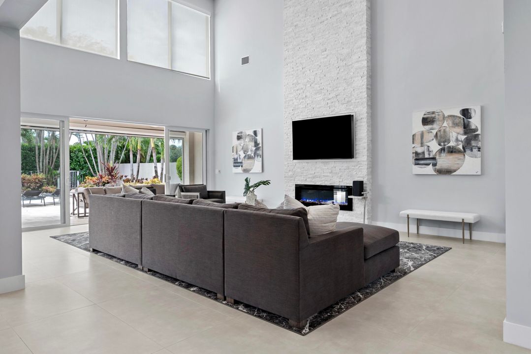 For Rent: $25,000 (5 beds, 6 baths, 4242 Square Feet)