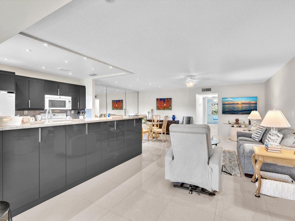 Под контрактом: $185,000 (1 спален, 2 ванн, 1080 Квадратных фут)