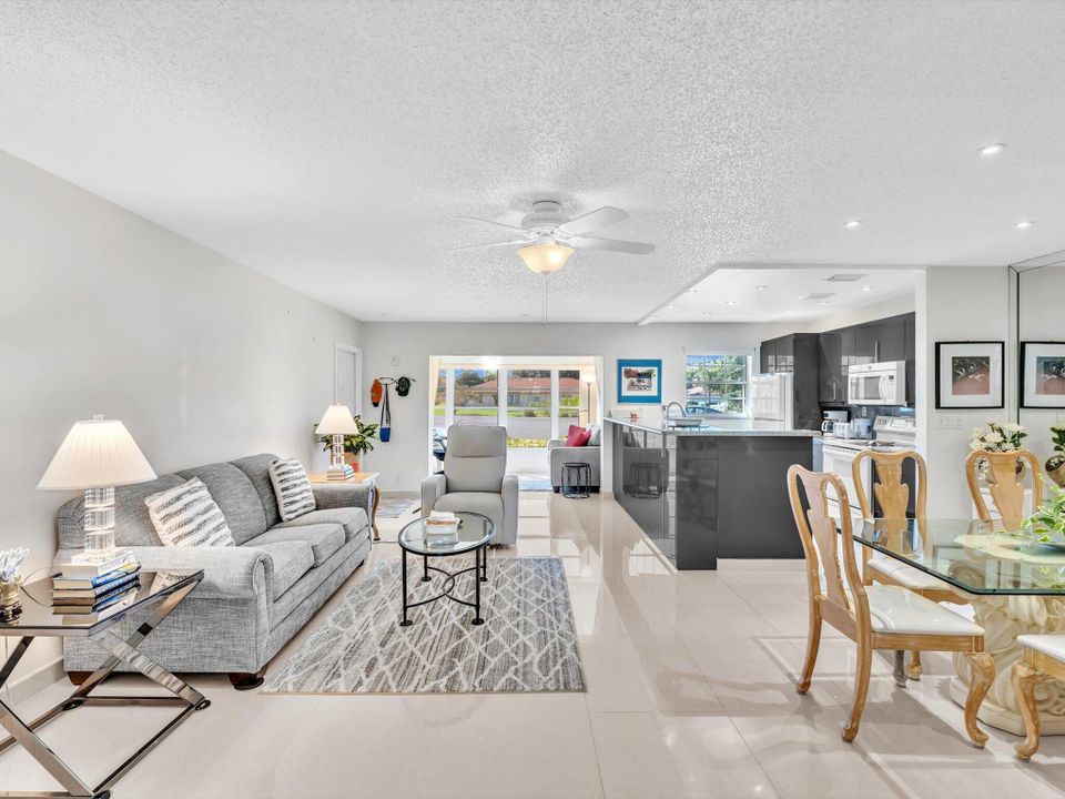 Под контрактом: $185,000 (1 спален, 2 ванн, 1080 Квадратных фут)