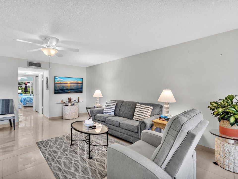 Под контрактом: $185,000 (1 спален, 2 ванн, 1080 Квадратных фут)