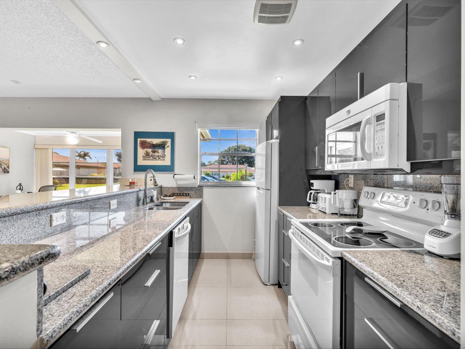 Под контрактом: $185,000 (1 спален, 2 ванн, 1080 Квадратных фут)