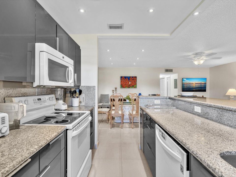 Под контрактом: $185,000 (1 спален, 2 ванн, 1080 Квадратных фут)