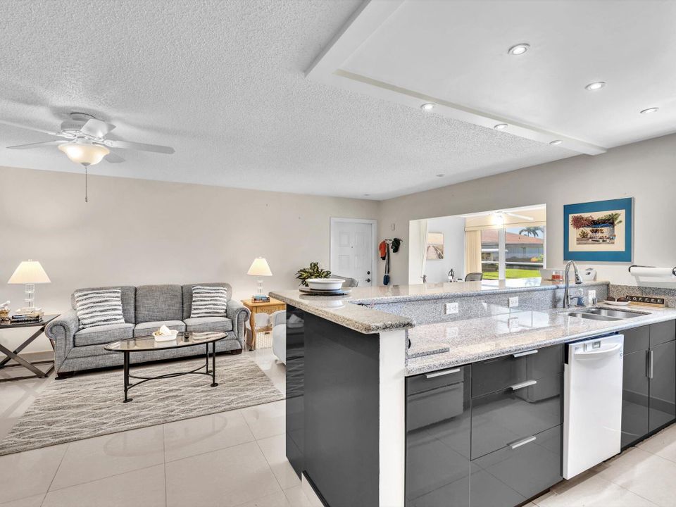 Под контрактом: $185,000 (1 спален, 2 ванн, 1080 Квадратных фут)