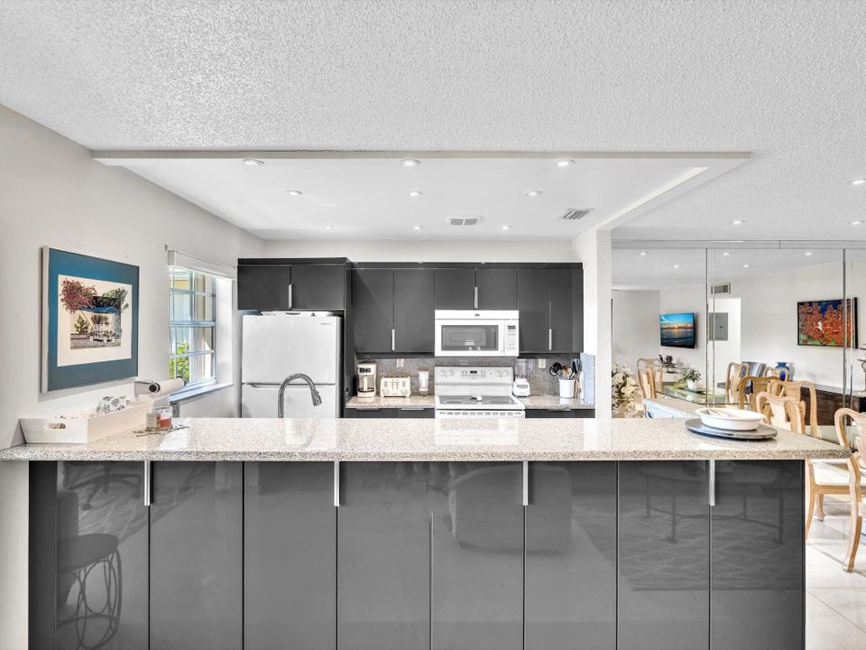 Под контрактом: $185,000 (1 спален, 2 ванн, 1080 Квадратных фут)