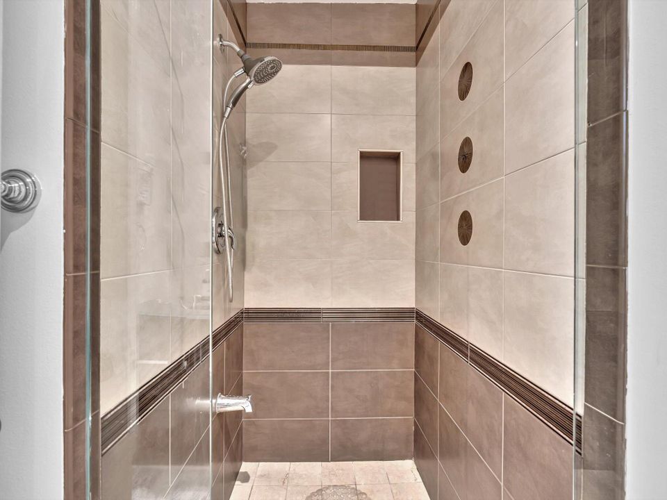 Под контрактом: $185,000 (1 спален, 2 ванн, 1080 Квадратных фут)