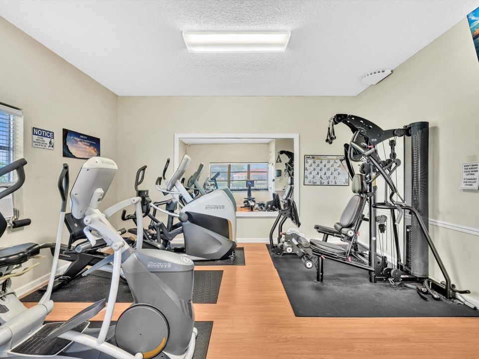 Под контрактом: $185,000 (1 спален, 2 ванн, 1080 Квадратных фут)