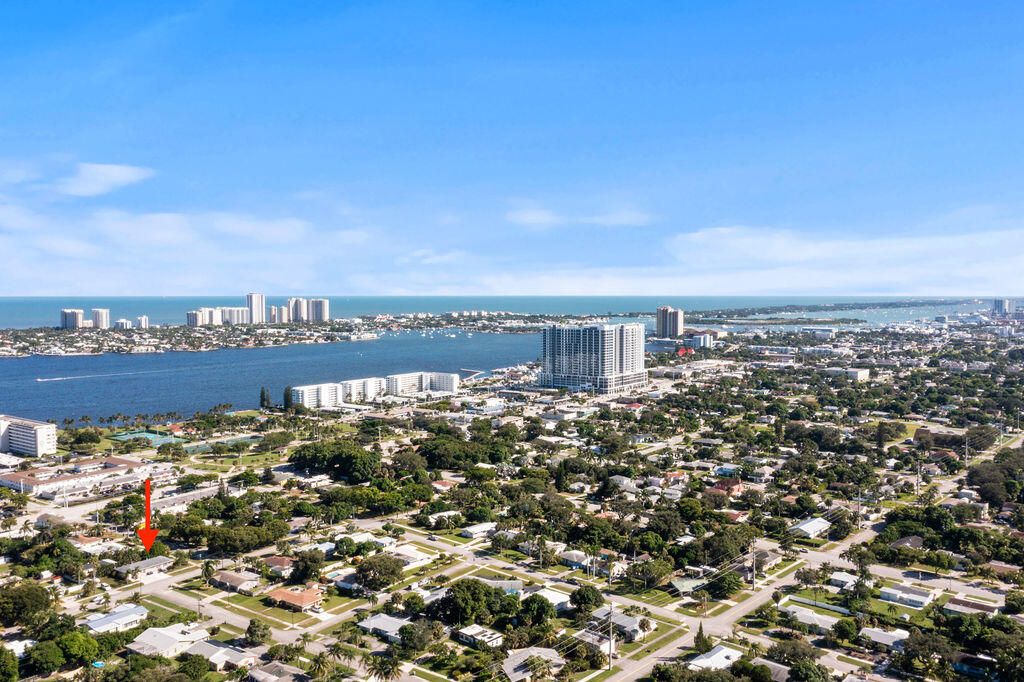 На продажу: $599,000 (5 спален, 2 ванн, 2022 Квадратных фут)