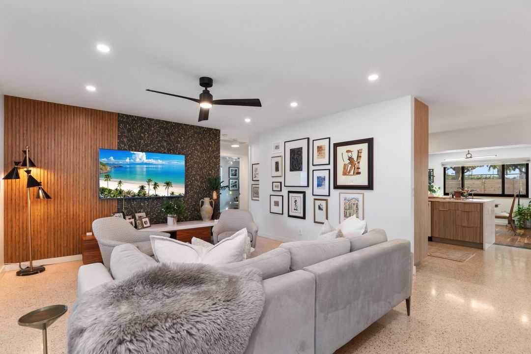 待售: $683,500 (2 贝兹, 1 浴室, 1328 平方英尺)