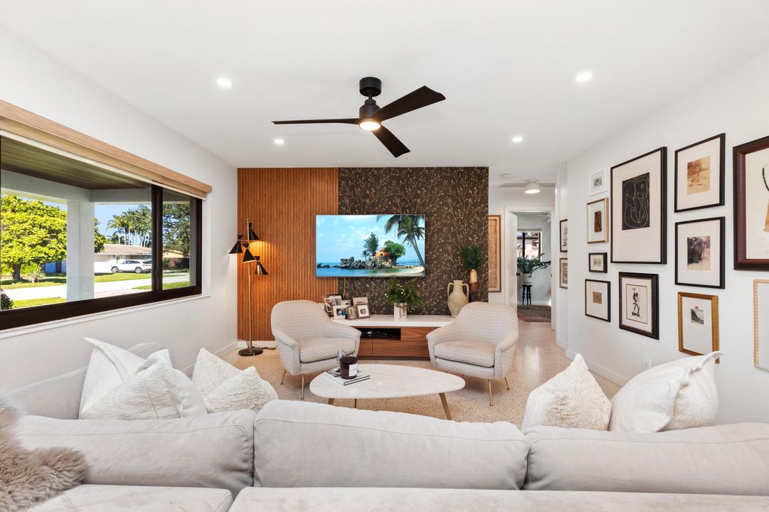 待售: $683,500 (2 贝兹, 1 浴室, 1328 平方英尺)