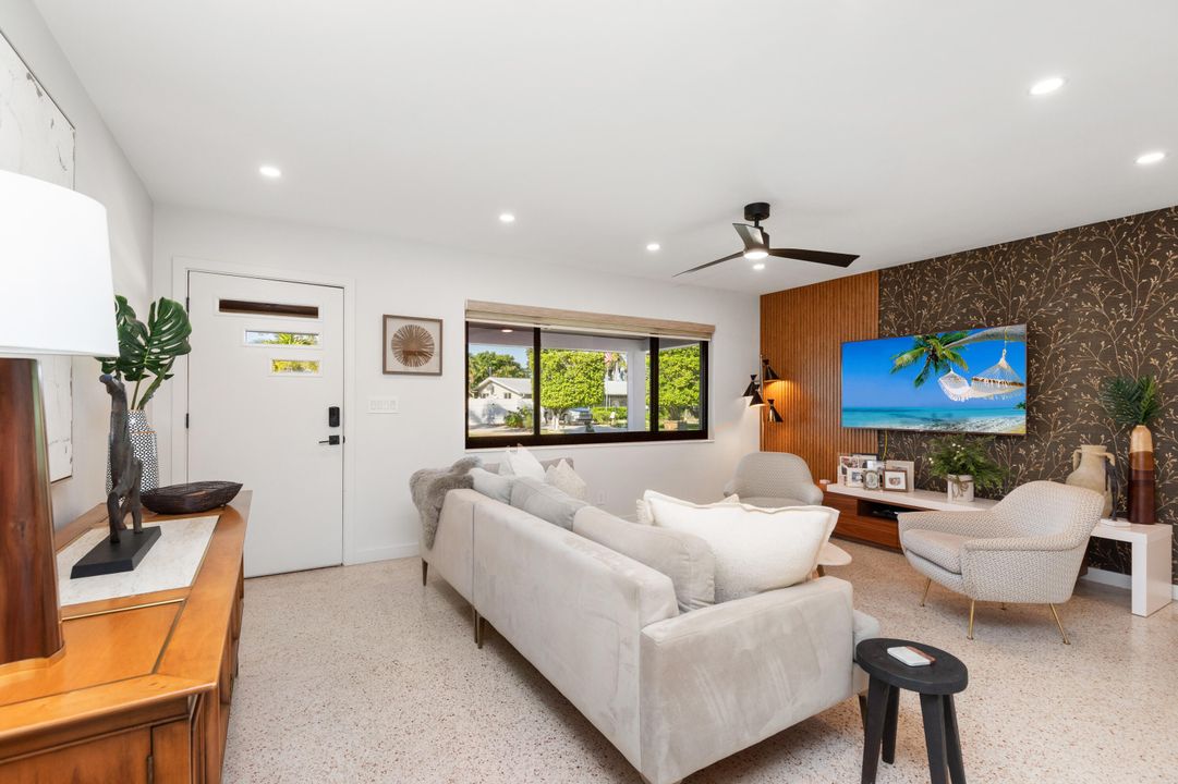 待售: $683,500 (2 贝兹, 1 浴室, 1328 平方英尺)