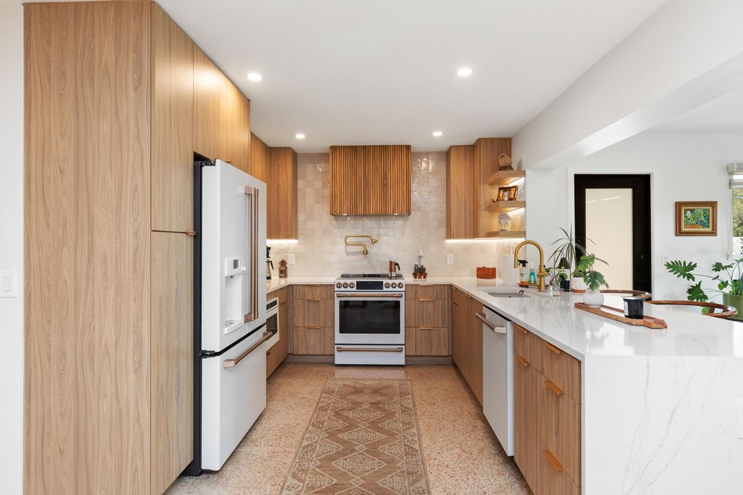 待售: $683,500 (2 贝兹, 1 浴室, 1328 平方英尺)