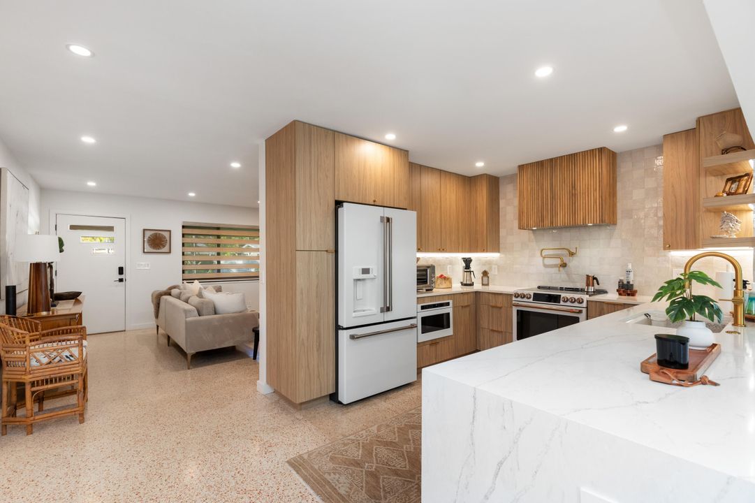 待售: $683,500 (2 贝兹, 1 浴室, 1328 平方英尺)