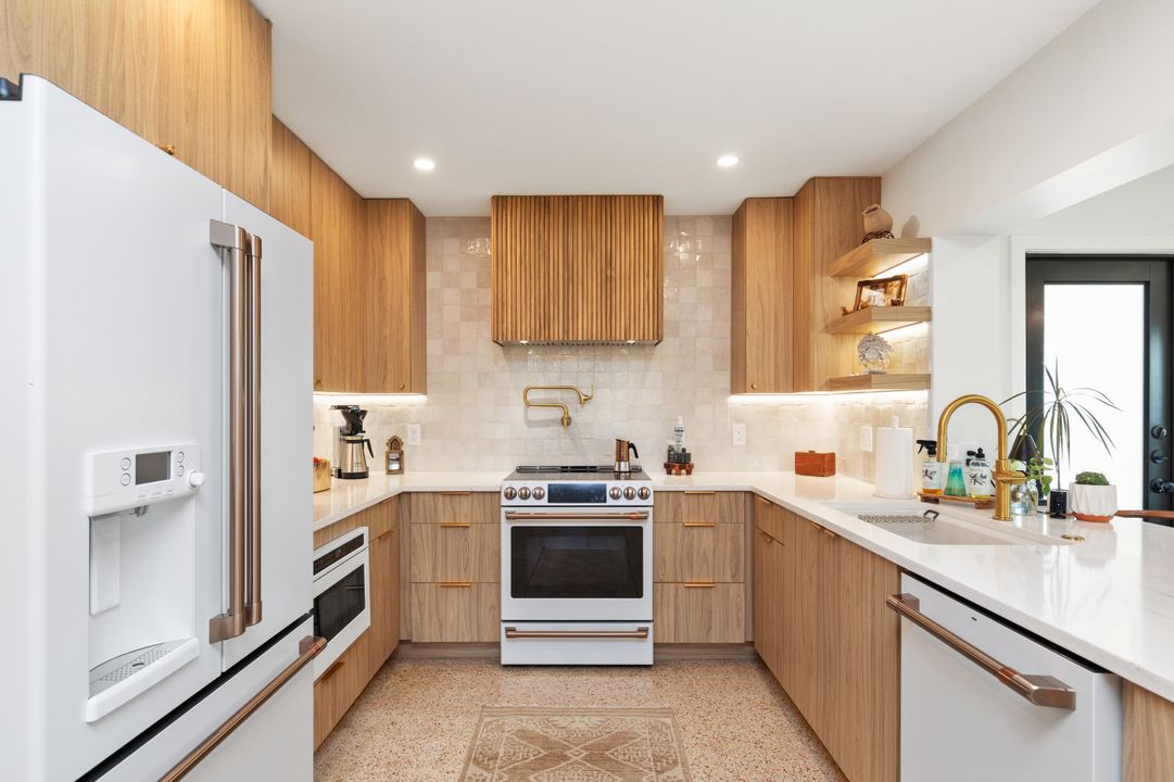 待售: $683,500 (2 贝兹, 1 浴室, 1328 平方英尺)