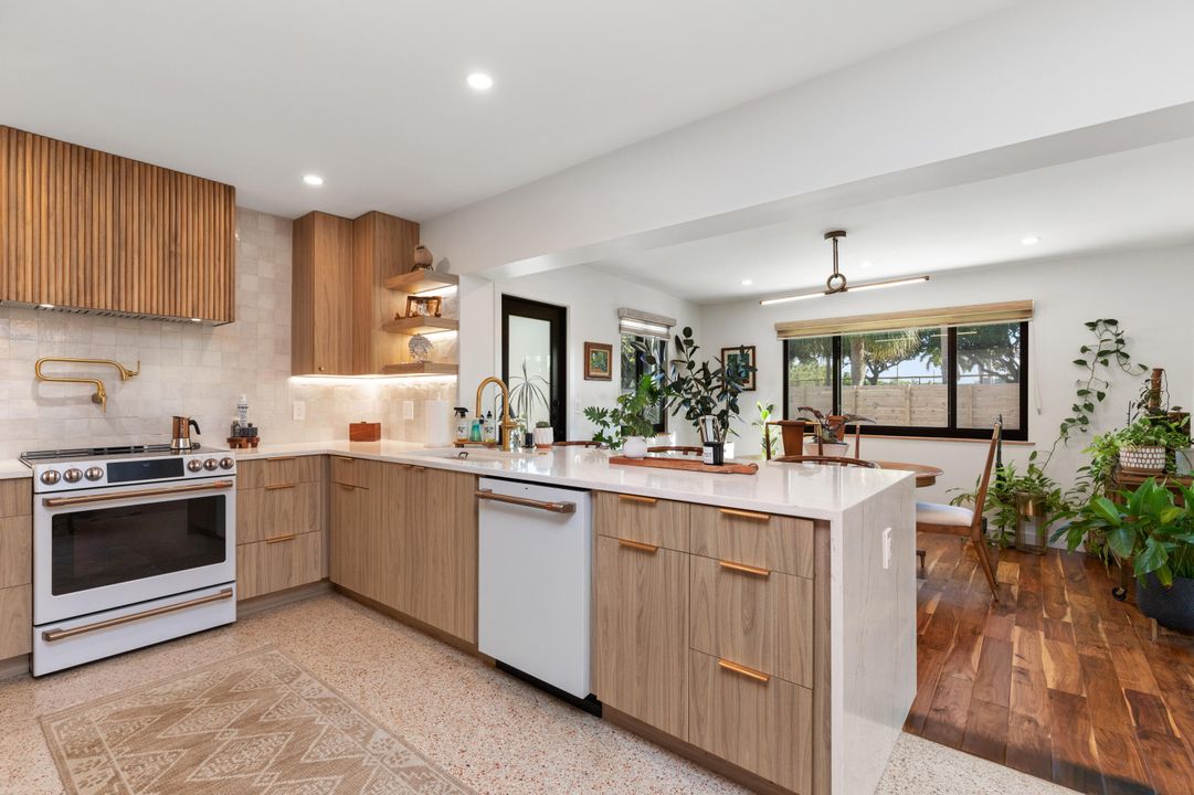 待售: $683,500 (2 贝兹, 1 浴室, 1328 平方英尺)