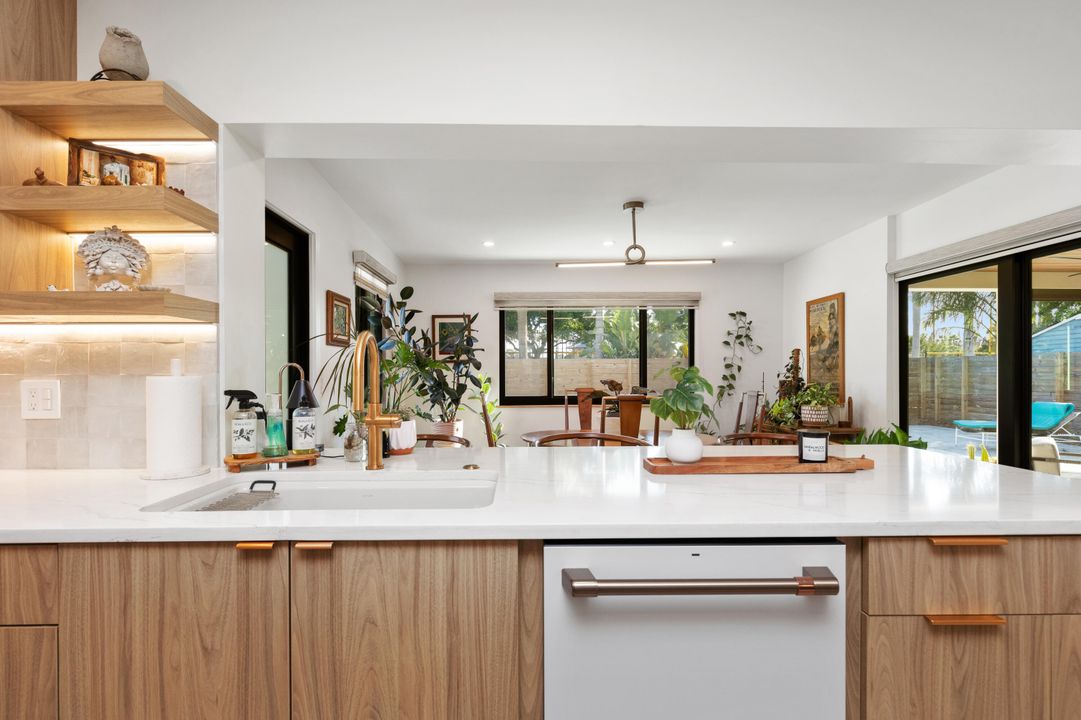 待售: $683,500 (2 贝兹, 1 浴室, 1328 平方英尺)