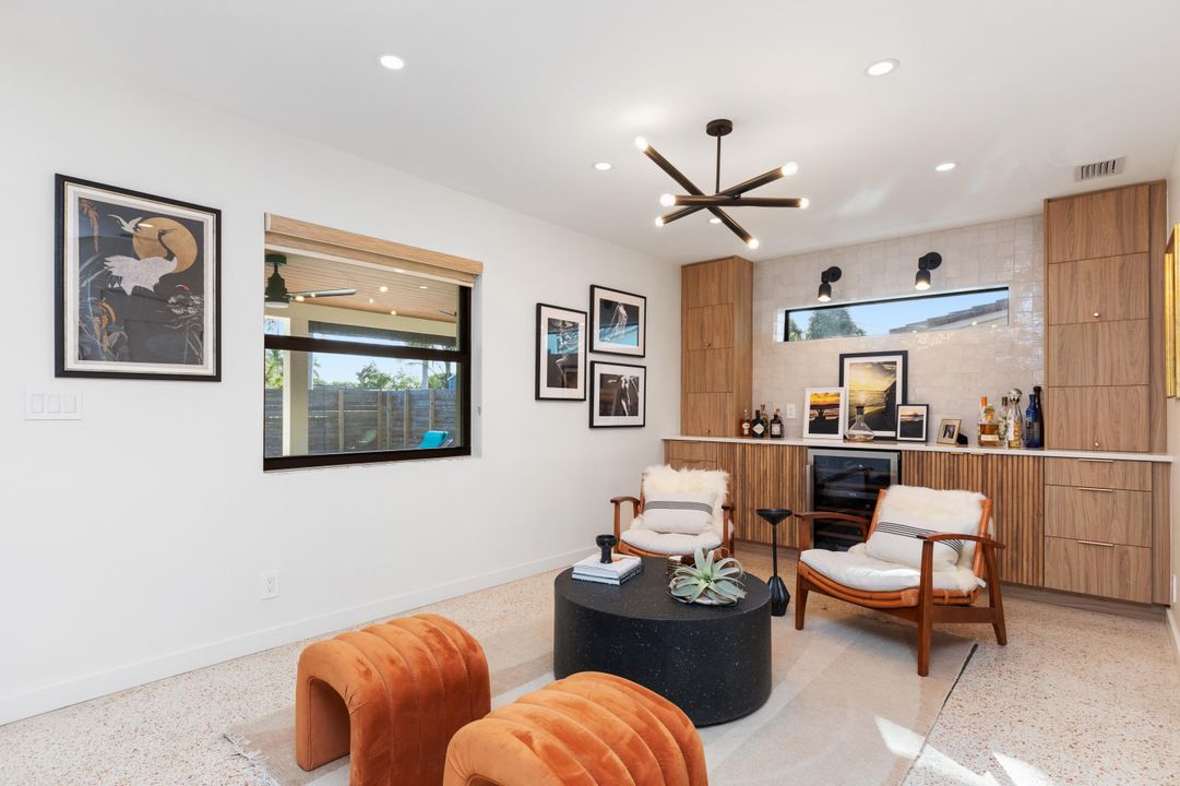 待售: $683,500 (2 贝兹, 1 浴室, 1328 平方英尺)