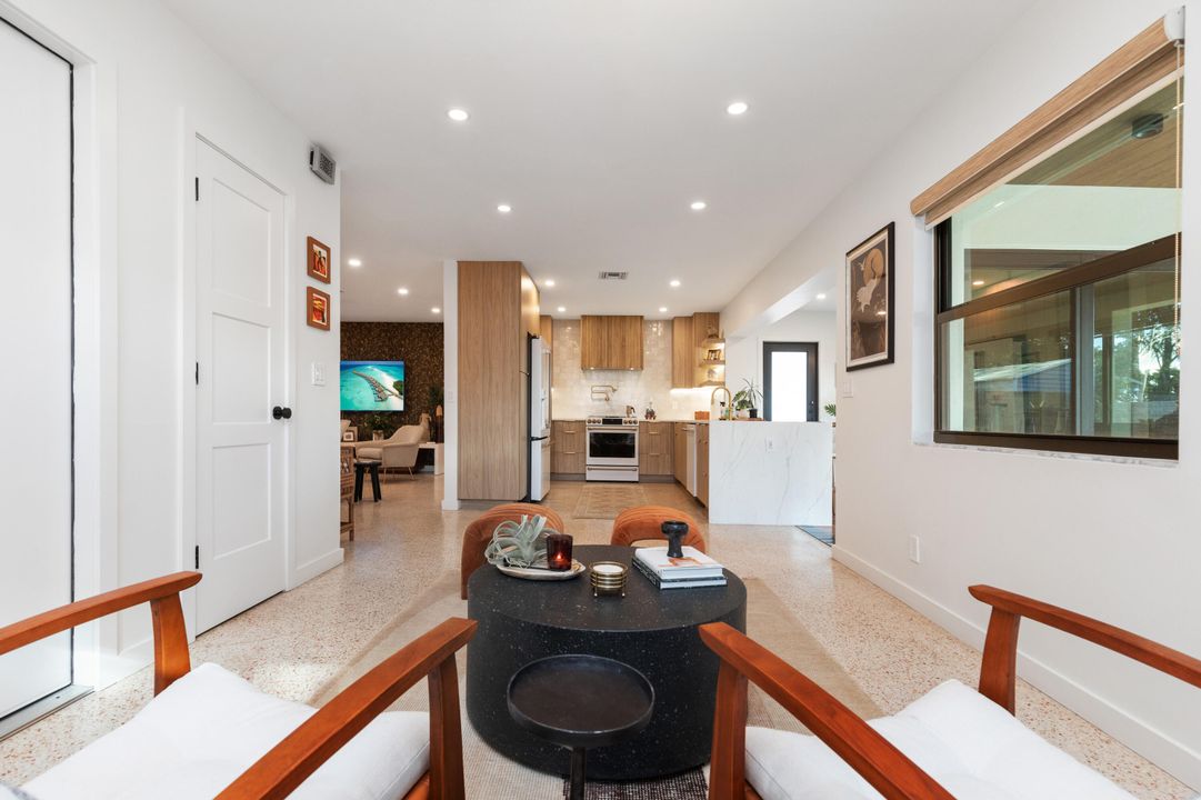 待售: $683,500 (2 贝兹, 1 浴室, 1328 平方英尺)