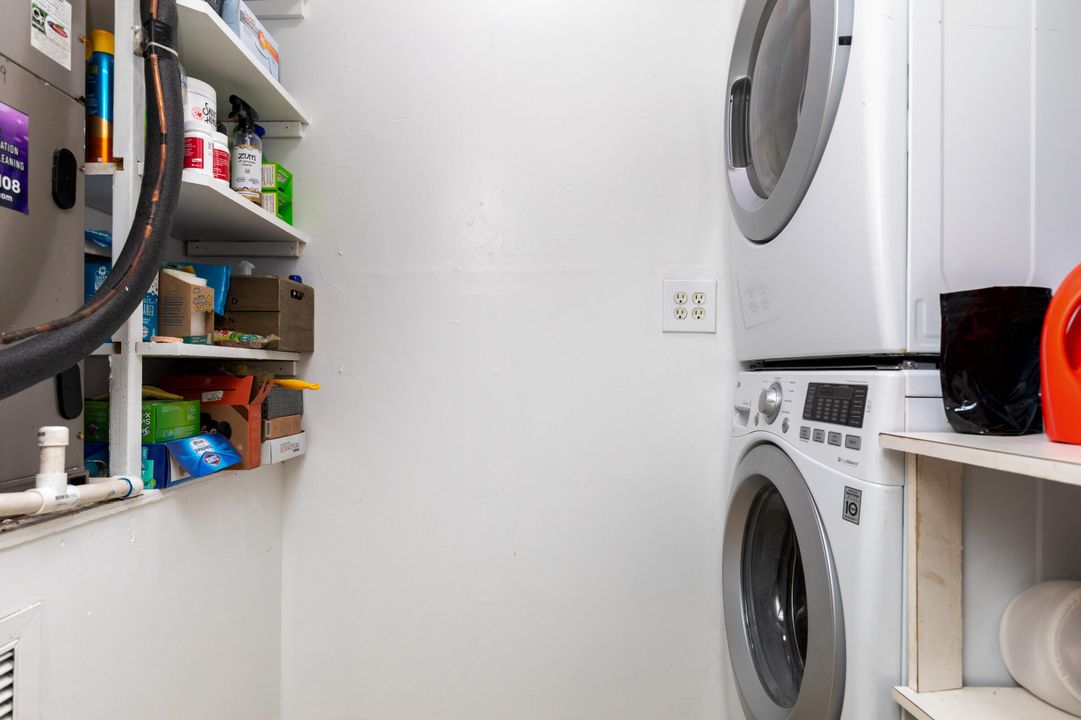 待售: $683,500 (2 贝兹, 1 浴室, 1328 平方英尺)