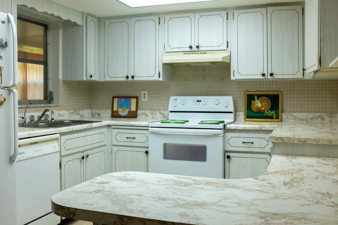 合同活跃: $240,000 (2 贝兹, 2 浴室, 1380 平方英尺)