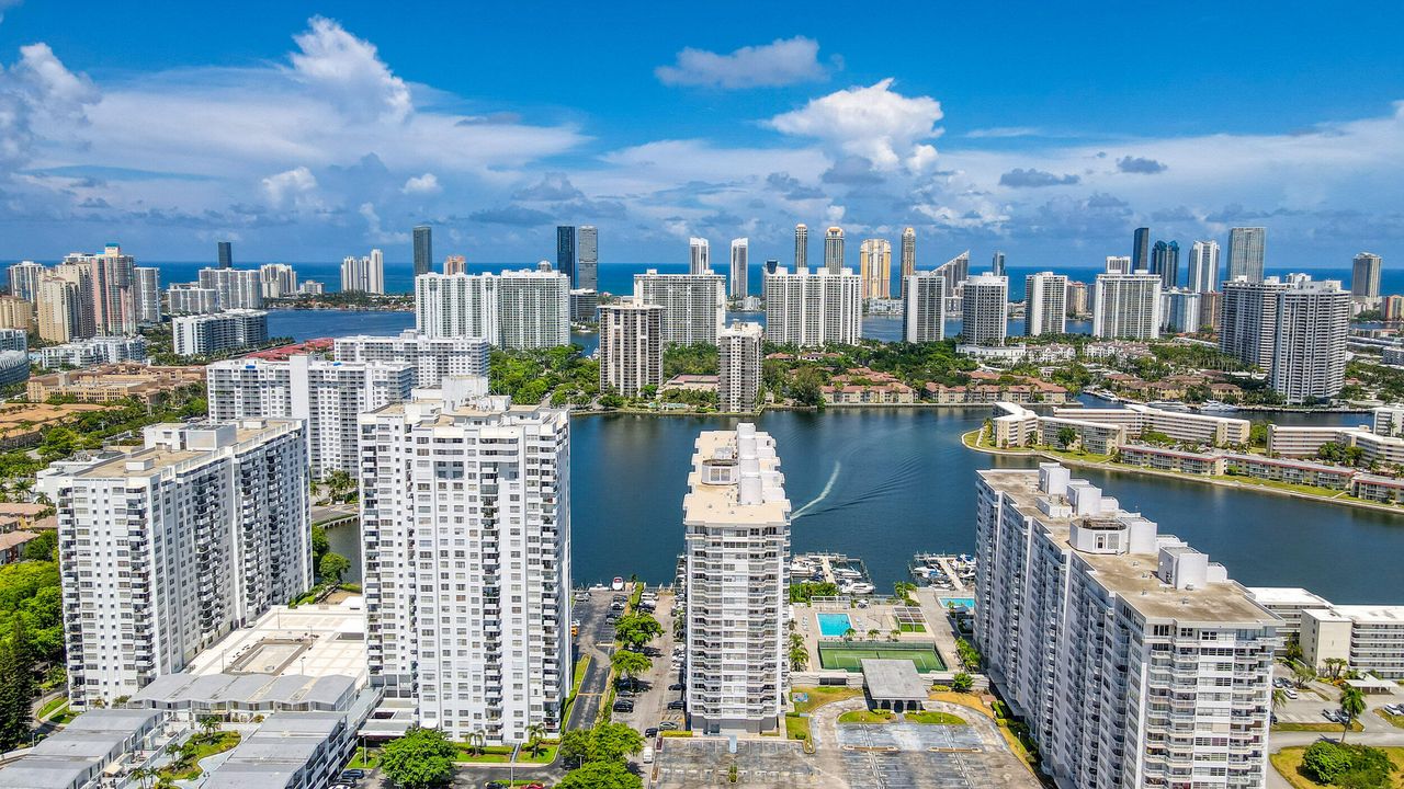 For Sale: $249,000 (2 beds, 2 baths, 1605 Square Feet)