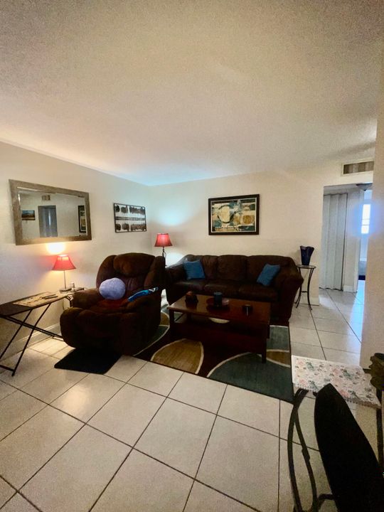 For Sale: $149,000 (1 beds, 1 baths, 560 Square Feet)
