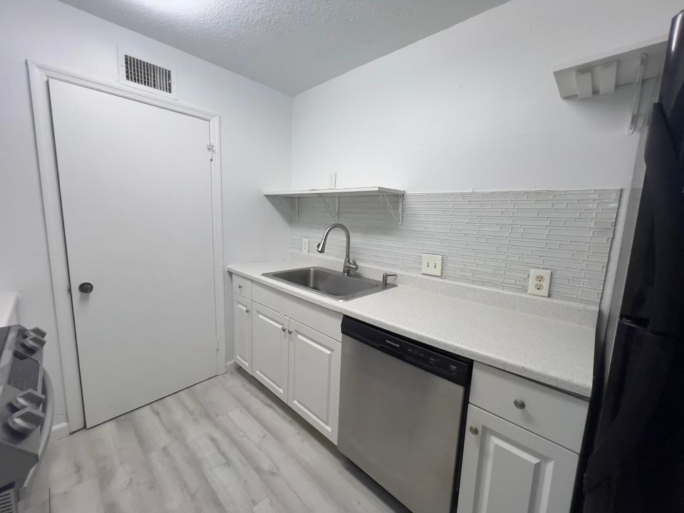 待售: $185,000 (2 贝兹, 1 浴室, 758 平方英尺)