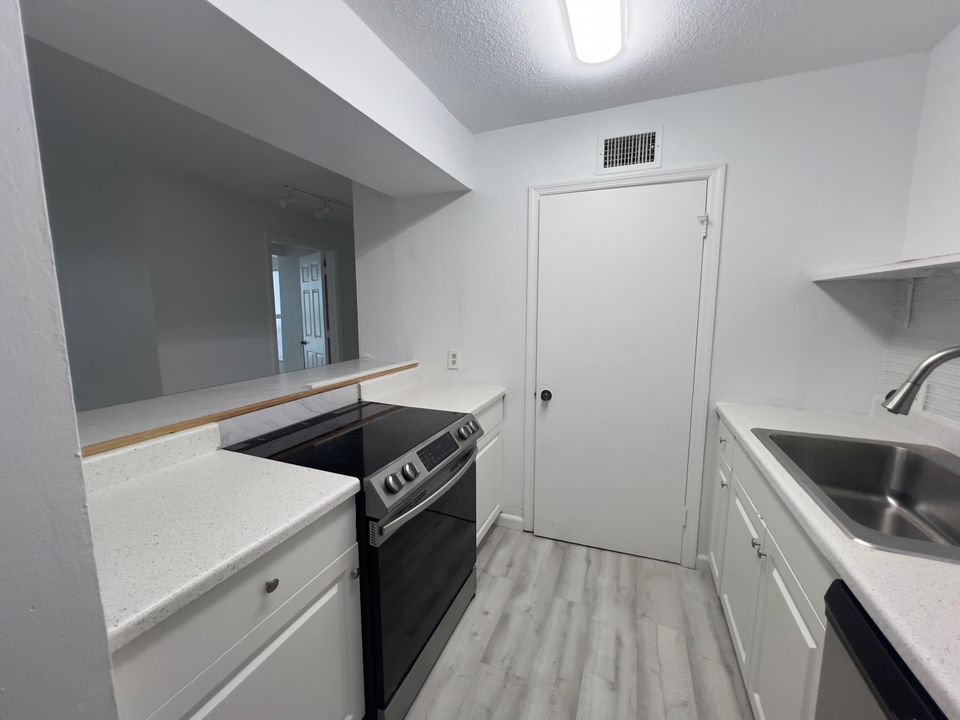 待售: $185,000 (2 贝兹, 1 浴室, 758 平方英尺)