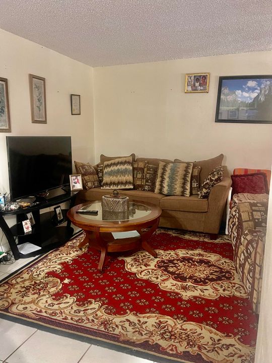 For Sale: $149,000 (1 beds, 1 baths, 560 Square Feet)