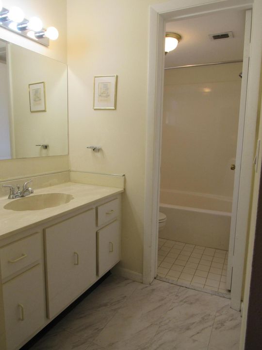 Activo con contrato: $1,850 (2 camas, 2 baños, 1096 Pies cuadrados)