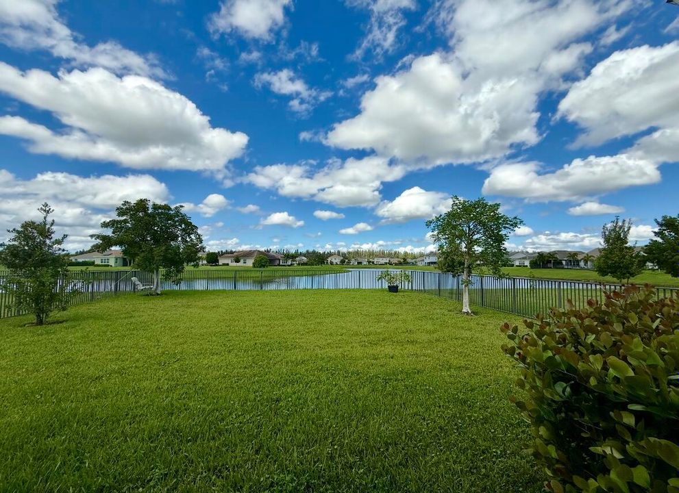 For Sale: $549,900 (3 beds, 2 baths, 1913 Square Feet)