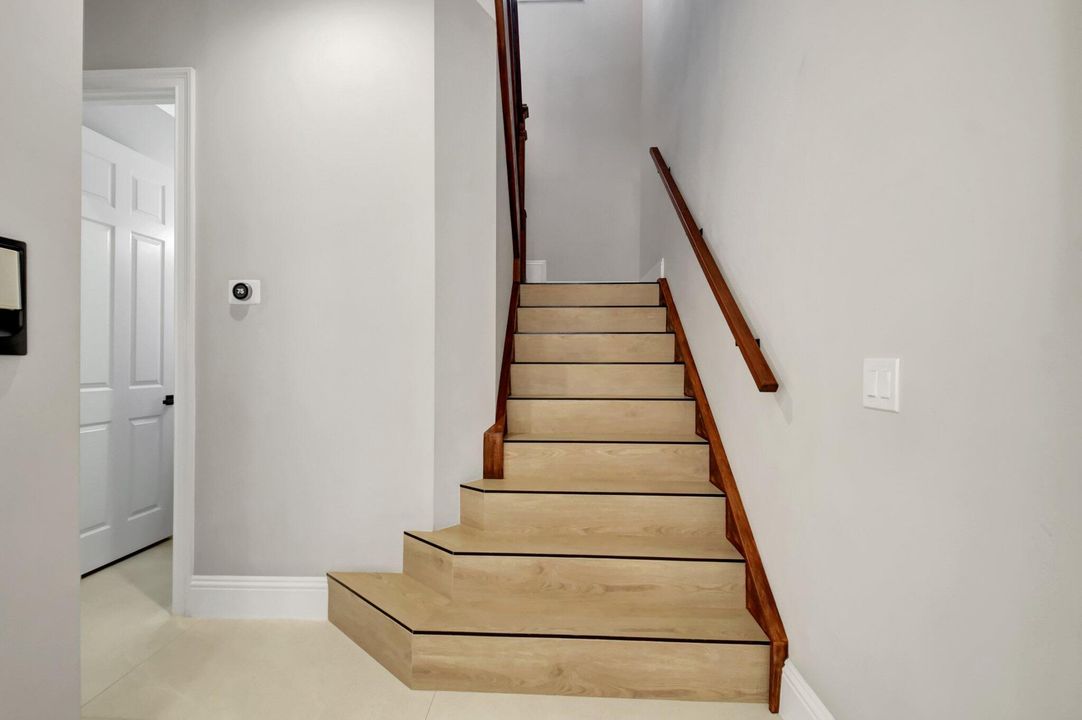 Под контрактом: $1,300,000 (5 спален, 3 ванн, 3451 Квадратных фут)