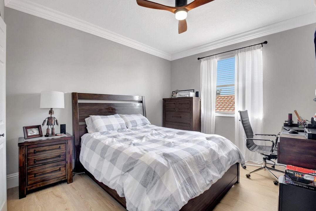 Под контрактом: $1,300,000 (5 спален, 3 ванн, 3451 Квадратных фут)