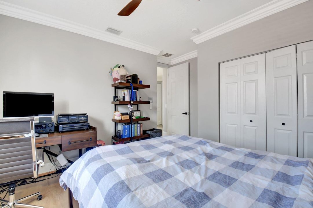 Под контрактом: $1,300,000 (5 спален, 3 ванн, 3451 Квадратных фут)