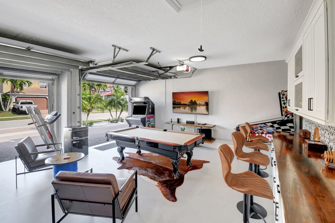 Под контрактом: $1,300,000 (5 спален, 3 ванн, 3451 Квадратных фут)