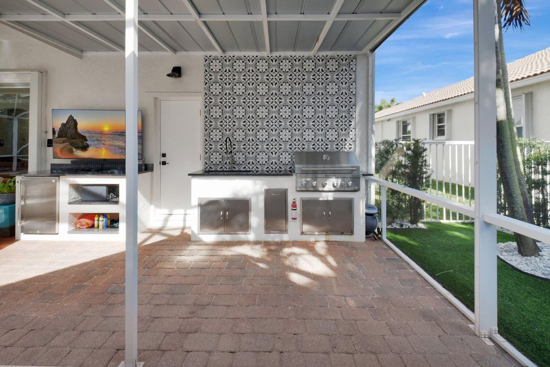 Под контрактом: $1,300,000 (5 спален, 3 ванн, 3451 Квадратных фут)