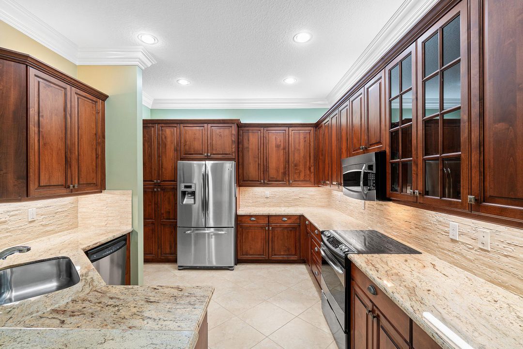 合同活跃: $575,000 (3 贝兹, 2 浴室, 2210 平方英尺)