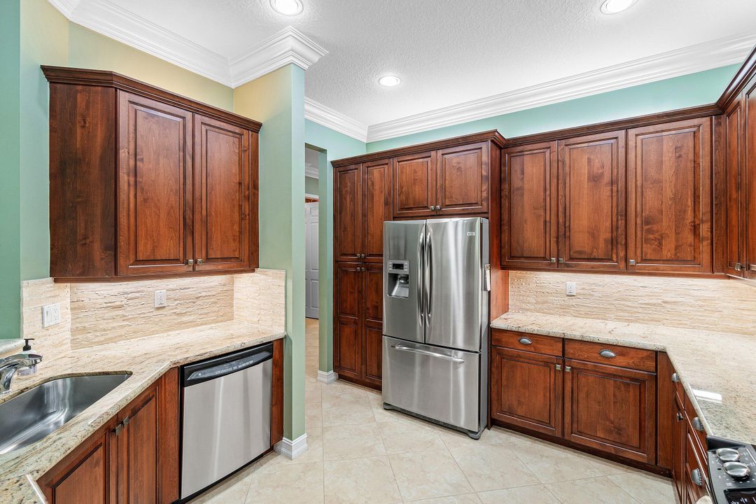 合同活跃: $575,000 (3 贝兹, 2 浴室, 2210 平方英尺)