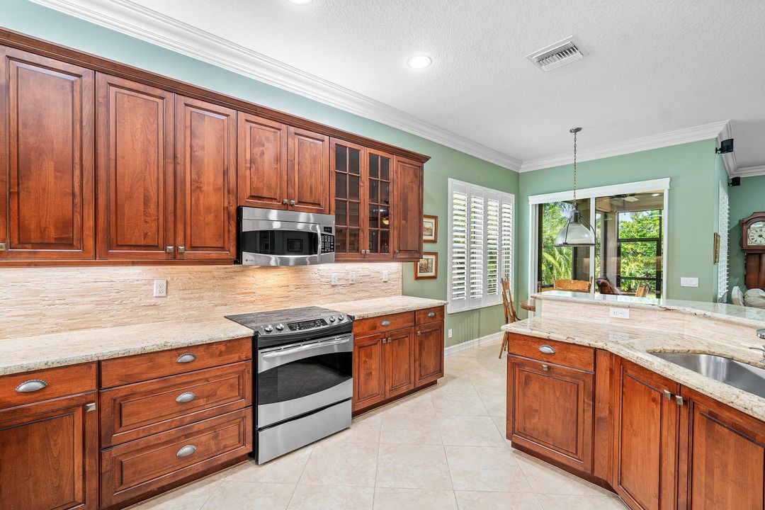 合同活跃: $575,000 (3 贝兹, 2 浴室, 2210 平方英尺)