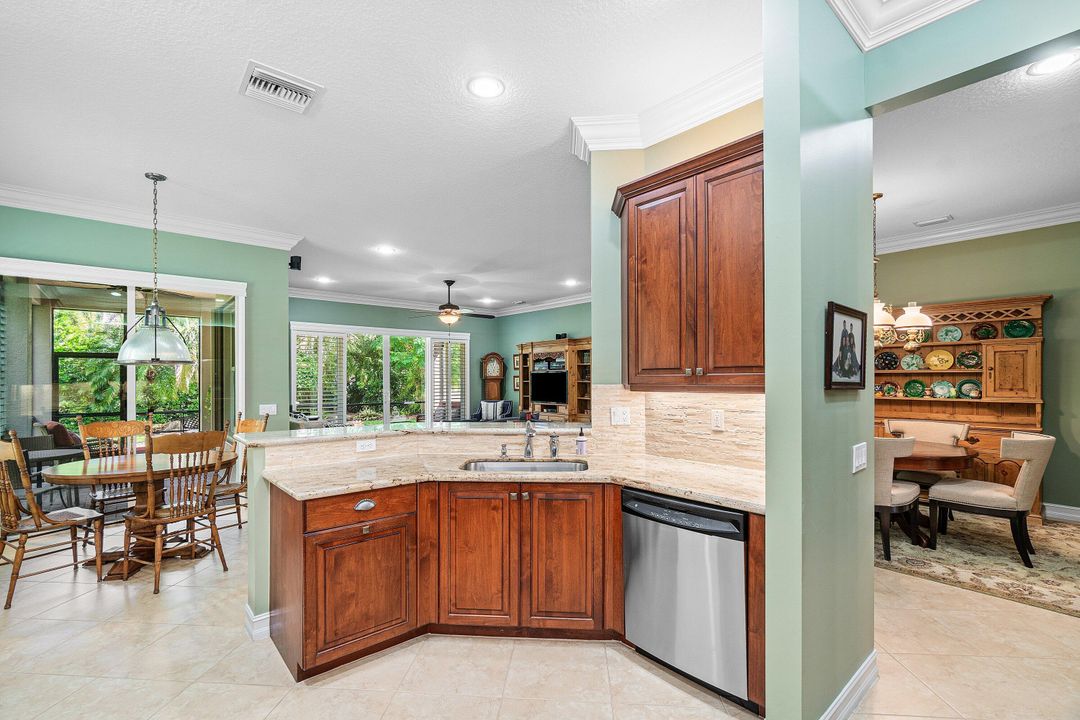 合同活跃: $575,000 (3 贝兹, 2 浴室, 2210 平方英尺)