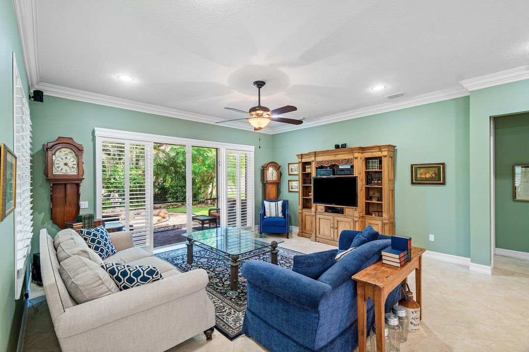 合同活跃: $575,000 (3 贝兹, 2 浴室, 2210 平方英尺)