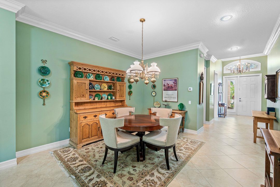 合同活跃: $575,000 (3 贝兹, 2 浴室, 2210 平方英尺)