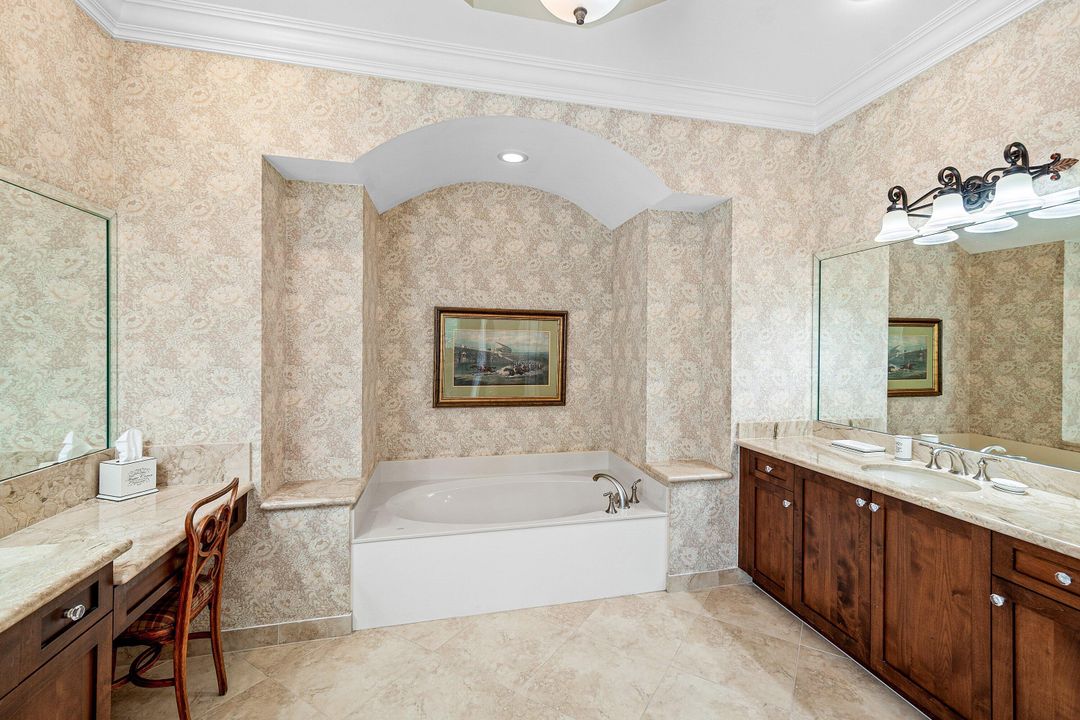 合同活跃: $575,000 (3 贝兹, 2 浴室, 2210 平方英尺)